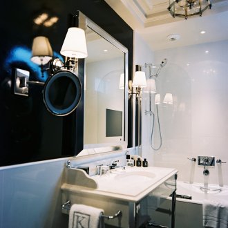 Μαύρο και άσπρο κομψό μπάνιο