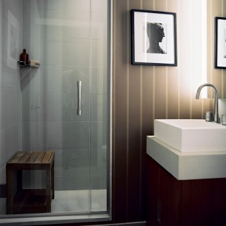 Καφέ και λευκό εσωτερικό μπάνιο