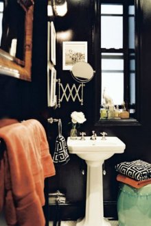 Ασπρόμαυρο μικρό μπάνιο