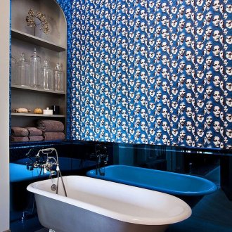 Μπλε και άσπρο δημιουργικό μπάνιο