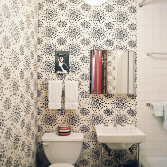 Ασπρόμαυρη ταπετσαρία στο μπάνιο