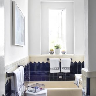 Λευκό και μπλε υφάσματα στο μπάνιο