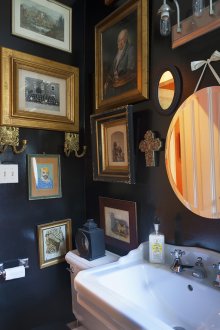 Ασπρόμαυρες ζωγραφιές μπάνιου