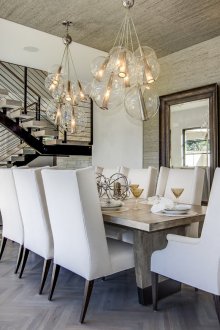 Beige Farbe im Esszimmer.