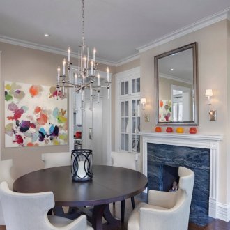 Μπεζ τοίχους στο σαλόνι με τζάκι.