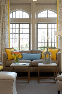 Μπεζ τοίχους και έπιπλα καθιστικού με κίτρινες προεκτάσεις