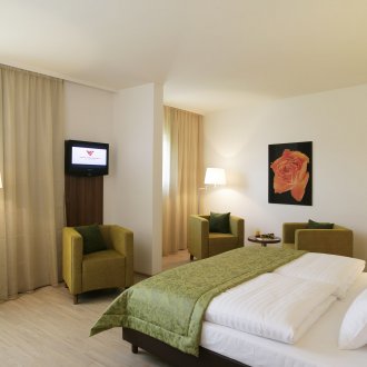 Κομψή μπεζ-πράσινη κρεβατοκάμαρα