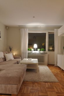 Έπιπλα και τοίχοι σε μπεζ αποχρώσεις στο σαλόνι