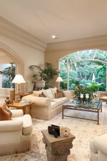 Πολυτελές μπεζ σαλόνι με τζάκι