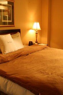 Πορτοκαλί και λευκό υπνοδωμάτιο