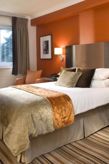 Orange Wand im Schlafzimmer