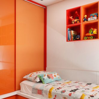 Όμορφο πορτοκαλί και λευκό παιδικό δωμάτιο