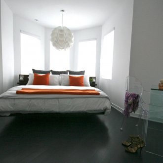 Πορτοκαλί τόνους σε μια ασπρόμαυρη κρεβατοκάμαρα