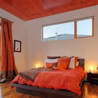 Καφέ, πορτοκαλί και λευκά χρώματα στο εσωτερικό του υπνοδωματίου.