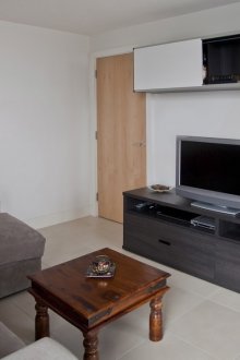 Ασπρόμαυρο τοίχο σε ένα μικρό σαλόνι