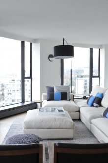 Ασπρόμαυρο καθιστικό με μπλε προφορά