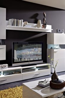 Ασπρόμαυρο σαλόνι με φωτεινούς τόνους