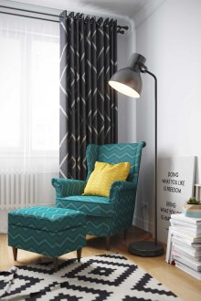 Πράσινη πολυθρόνα σε ένα ασπρόμαυρο σαλόνι