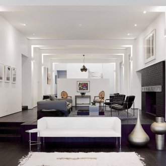 Ασπρόμαυρο σαλόνι με βάθρο.