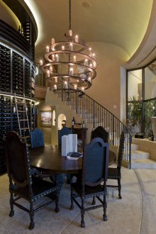 Πολυέλαιος από σφυρήλατο σίδερο στο γοτθικό σαλόνι