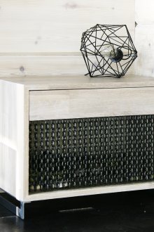 Μπροστά από ένα συρταριέρα από αλυσίδες και μεταλλική λάμπα