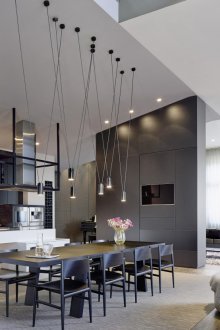 Μεγάλα μεταλλικά κρεμαστά φώτα στην κουζίνα