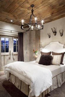 Πολυέλαιος και λάμπα στο υπνοδωμάτιο