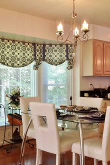 Λευκά οριζόντια περσίδες και κουρτίνες από ύφασμα στην κουζίνα