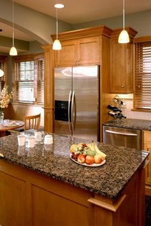 Καφέ οριζόντια περσίδες στην κουζίνα