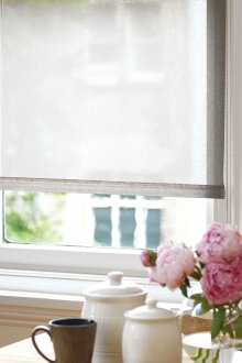 Λευκά ράφια στο εσωτερικό της κουζίνας