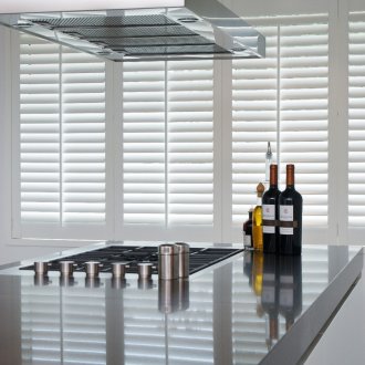 Λευκά ράφια στην κουζίνα με νησί