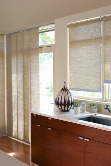 Μπεζ τέντες στο εσωτερικό της κουζίνας