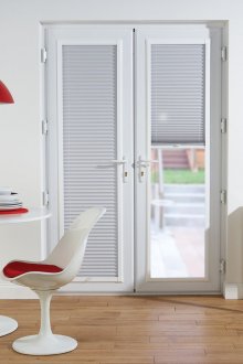 Λευκά οριζόντια περσίδες στην πόρτα της κουζίνας