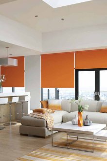 Πορτοκαλί ρολά στο καθιστικό-κουζίνα