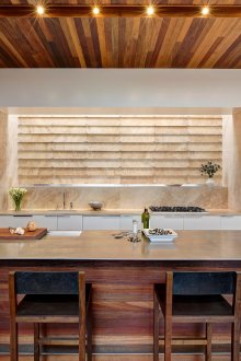 Μπεζ ευρεία οριζόντια περσίδες στην κουζίνα