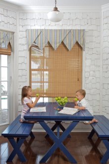 Καφέ ρωμαϊκές κουρτίνες στην κουζίνα