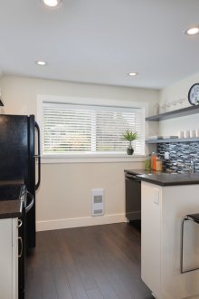 Μικρό παράθυρο με παντζούρια στην κουζίνα