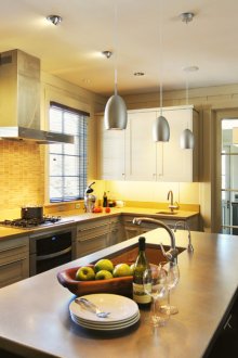 Σκούρο οριζόντιο περσίδες στην κουζίνα