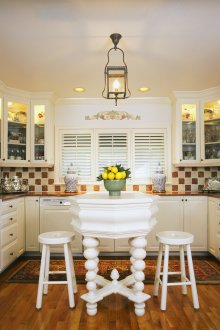 Λευκά ρολά σε μια μικρή κουζίνα