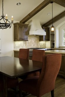 Λευκά ρολά σε μια κουζίνα εξοχικού στυλ