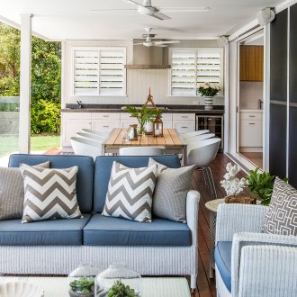 Μικρά παράθυρα με παντζούρια στην κουζίνα