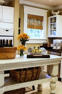 Φυσικές ρωμαϊκές κουρτίνες σε μια μεγάλη κουζίνα