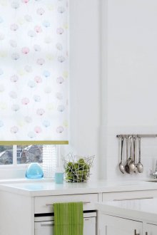 Φωτεινά ρολά στην κουζίνα