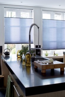 Μπλε οριζόντια περσίδες σε μια μεγάλη κουζίνα