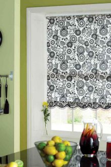 Μαύρες και λευκές κουρτίνες με μοτίβο στην κουζίνα