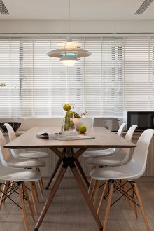 Λευκά περσίδες σε ένα μεγάλο παράθυρο στην κουζίνα-τραπεζαρία
