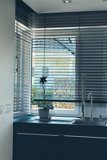 Μαύρα οριζόντια περσίδες στην κουζίνα