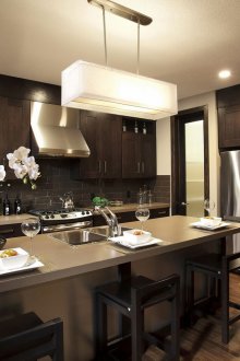 Lustre rectangulaire et spots dans la cuisine