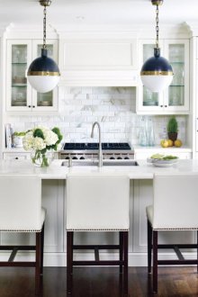 Γύρω από μπλε και άσπρο πολυελαίους στην κουζίνα