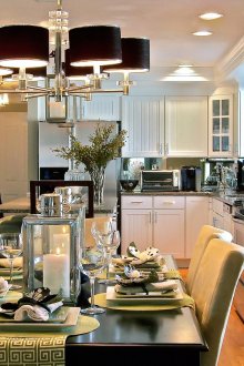 Μαύρος πολυέλαιος και προβολείς στην κουζίνα